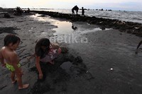 Mereka menghibur dirinya dengan berenang di pantai.
