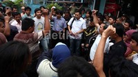 Setelah pedagang dan kepala stasiun Tebet dan didampingi pihak kepolisian Sektor Tebet bernegosiasi, akhirnya untuk sementara penggusuran dibatalkan.