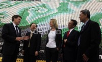 Presiden Direktur Commonwealth Life, Simon Bennet (kiri), bersama jajaran lainnya, berdiri di depan replika Kartu Asuransi COMM Instant Protection  (COMMIT).