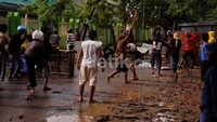 Belasan warga yang terkena anak panah dan peluru senapan angin dilarikan ke RS Haji, yang lokasinya tidak jauh dari lokasi bentrokan.