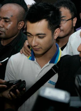 Menginap di Polres, Tanda-tanda Eza Gionino Akan Ditahan?