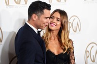 Pasangan suami-istri yang menikah pada 9 Mei 2008 itu tampak mesra. Jason  Kempin/Getty Images.