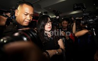 Ibunda Raffi yang seharusnya sudah berangkat umroh tampaknya harus menggagalkan niatnya untuk pergi ke tanah suci karena sang anak masih berurusan dengan pihak BNN.