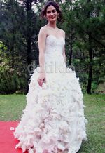 Kecantikan Atiqah Hasiholan Bergaun Pengantin