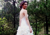 Atiqah terlihat mempesona dalam balutan gaun pengantin. (Ridho/detikHOT)