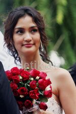 Kecantikan Atiqah Hasiholan Bergaun Pengantin