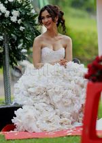 Kecantikan Atiqah Hasiholan Bergaun Pengantin