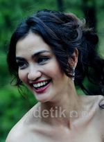 Kecantikan Atiqah Hasiholan Bergaun Pengantin