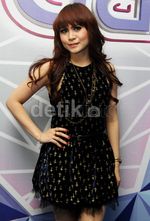 Momo Geisha Tampil Lebih Girly