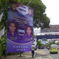 Halangi Pejalan Kaki, Jumlah Baliho Barisan Massa Demokrat Justru Bertambah