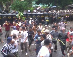 Massa Ngamuk di Kantor KPU Pasuruan