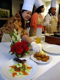 Salah satu peserta menata masakan karya grupnya. Cooking class ini diikuti oleh sekitar lima grup yang masing-masing terdiri dari lima orang.