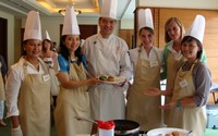Chef Vindex berfoto bersama peserta dan hasil masakannya.