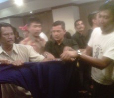 Mundur, Kader Nasdem di Jabar Sobek Baju dan Kumpulkan KTA