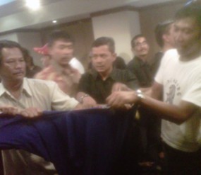 Mundur, Kader Nasdem di Jabar Sobek Baju dan Kumpulkan KTA