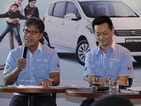 Ertiga kini lebih mengerti keluarga. Demikian Davi J. Tuilan (Marketing & Dealer Network Development Director PT Suzuki Indomobil) dan Seiji Itayama (Automobile Marketing Managing Director PT Suzuki Indomobil) menjawab pertanyaan wartawan.