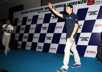 Lorenzo menyapa penggemarnya. (Sintha).