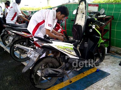 Honda Siap Servis Motor Korban Banjir di Jakarta
