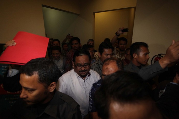 Tiba di KPK, Luthfi Hasan Dibawa ke Ruang Penyidikan