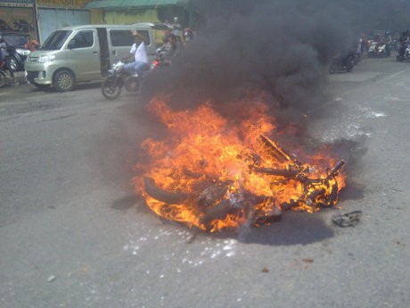 Ratusan Orang Beratribut Cagub Sulsel Konvoi, Rusak Toko & Bakar Motor