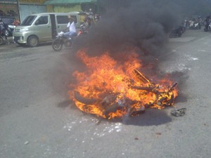Massa Beratribut Cagub Sulsel Anarkis, Pusat Pertokoan di Makassar Tutup