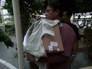 Penyidik KPK Bawa Sekardus Berkas & Laptop dari Apartemen Fathanah