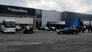 Inilah lokasi peluncuran BlackBerry 10 di Pier 36, Lower East Side, New York, Amerika Serikat. Meski cuaca dingin cukup menusuk, tak menyurutkan minat ratusan audiens untuk menyaksikan langsung kelahiran BlackBerry 10 secara resmi.