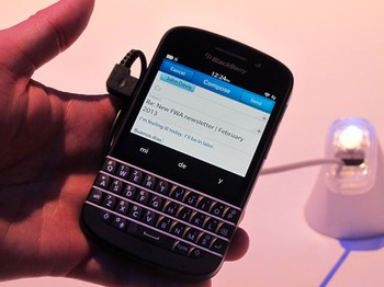 Sementara seri BlackBerry Q10 memiliki kemampuan hybrid, sebab mengusung layar sentuh dan keyboard qwerty. Layarnya 3,1 inch superamoled dengan resolusi 720x720.