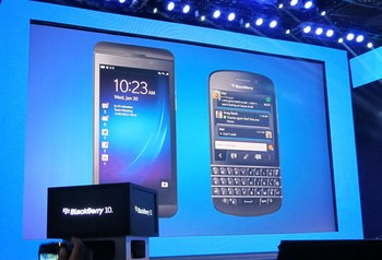 Ini dia dua handset tergress yang sudah mengusung OS Blackberry 10. Yakni BlackBerry Z10 untuk yang bermodel layar sentuh, serta Q10 yang dilengkapi keyboard qwerty. Pun demikian -- selain disematkan keybard qwerty -- Q10 juga sudah memiliki kemampuan touch screen.