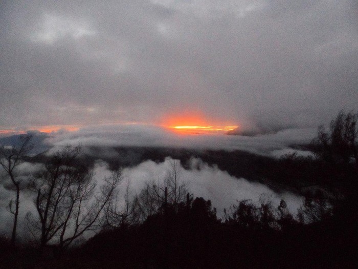 Sunrise Dahsyat & Cantiknya Danau Cebong dari Atas Bukit Sikunir