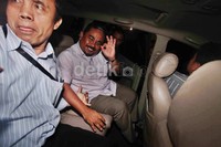 Luthfi Hasan memasuki mobil yang akan membawanya ke KPK.