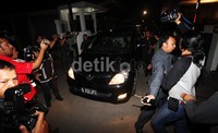 Mobil Kijang Innova bernopol B 1031 UFS yang membawa Luthfi Hasan meluncur ke KPK.     