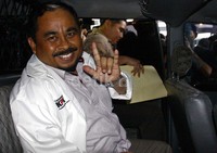 Luthfi yang mengenakan baju tahanan KPK memasuki mobil menuju Rutan Guntur. Ramses/detikFoto.