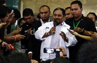 Sebelum menuju Rutan Guntur, Luthfi sempat memberikan keterangan pers terkait pengunduran dirinya sebagai Presiden PKS. Ramses/detikFoto.