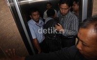 Kedatangan mereka terkait dengan penetapan tersangka Presiden PKS Lutfi Hasan Ishak.