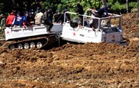 Proses evakuasi korban longsor. (Dokumentasi JK)