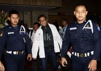 Tersangka suap daging impor Arya Arbi Effendi (AAE) dikawal petugas KPK saat keluar gedung KPK. Ramses/detikFoto.