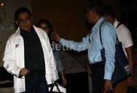 Arya Arbi Effendi (AAE) disambut oleh saudara dan kerabatnya sebelum meninggalkan gedung KPK. Ramses/detikFoto.