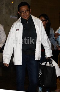 Tersangka suap daging impor Arya Arbi Effendi (AAE) masih tersenyum saat digiring KPK untuk dibawa ke Rutan Cipinang. Ramses/detikFoto.