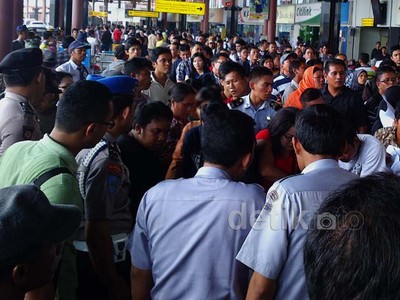 Penumpang Batavia Air Terlantar di Soekarno-Hatta