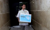 Mereka juga membawa sejumlah barang dari kantor tersebut.