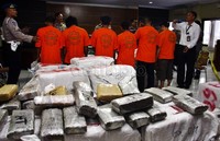 Polres Jakarta Selatan menggelar barang bukti ganja dan enam orang tersangka. Ramses/detikFoto.