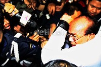 Juard langsung dirubung wartawan saat keluar gedung KPK, tetapi tak sepatah kata pun keluar dari mulutnya. Ramses/detikFoto.