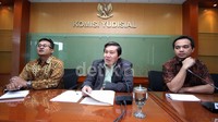 Komisi Yudisial menggelar jumpa pers terkait lowongan untuk posisi hakim agung.