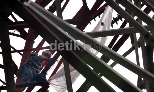 Agustinus Nekat Panjat Sutet