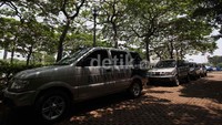 Pihak maskapai penerbangan Batavia Air menyembunyikan puluhan kendaraan operasional di depan apartemen kawasan Kemayoran, Jakarta Pusat, Kamis (31/01), tepatnya di seberang Gandy Memorial International Shoool.