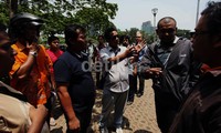 Puluhan penumpang yang telah mengetahui pun sempat bersitegang dengan para karyawan supir Batavia Air, yang ingin memindahkan kendaraan operasional tersebut.