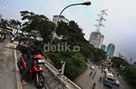 Aksi Panjat SUTET Jadi Tontonan