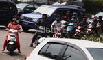 Aksi Panjat SUTET Jadi Tontonan