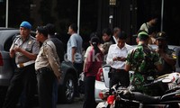 Polisi dqan TNI menjaga kantor pusat Batavia Air, yang berada di Jalan Angkasa Raya, Kemayoran, Jakarta Pusat, Kamis (31/13).
